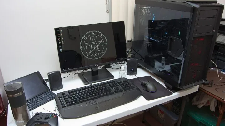 Desktop gaming PC with monitor, keyboard and mouse used to illustrate refresh-rate troubleshooting